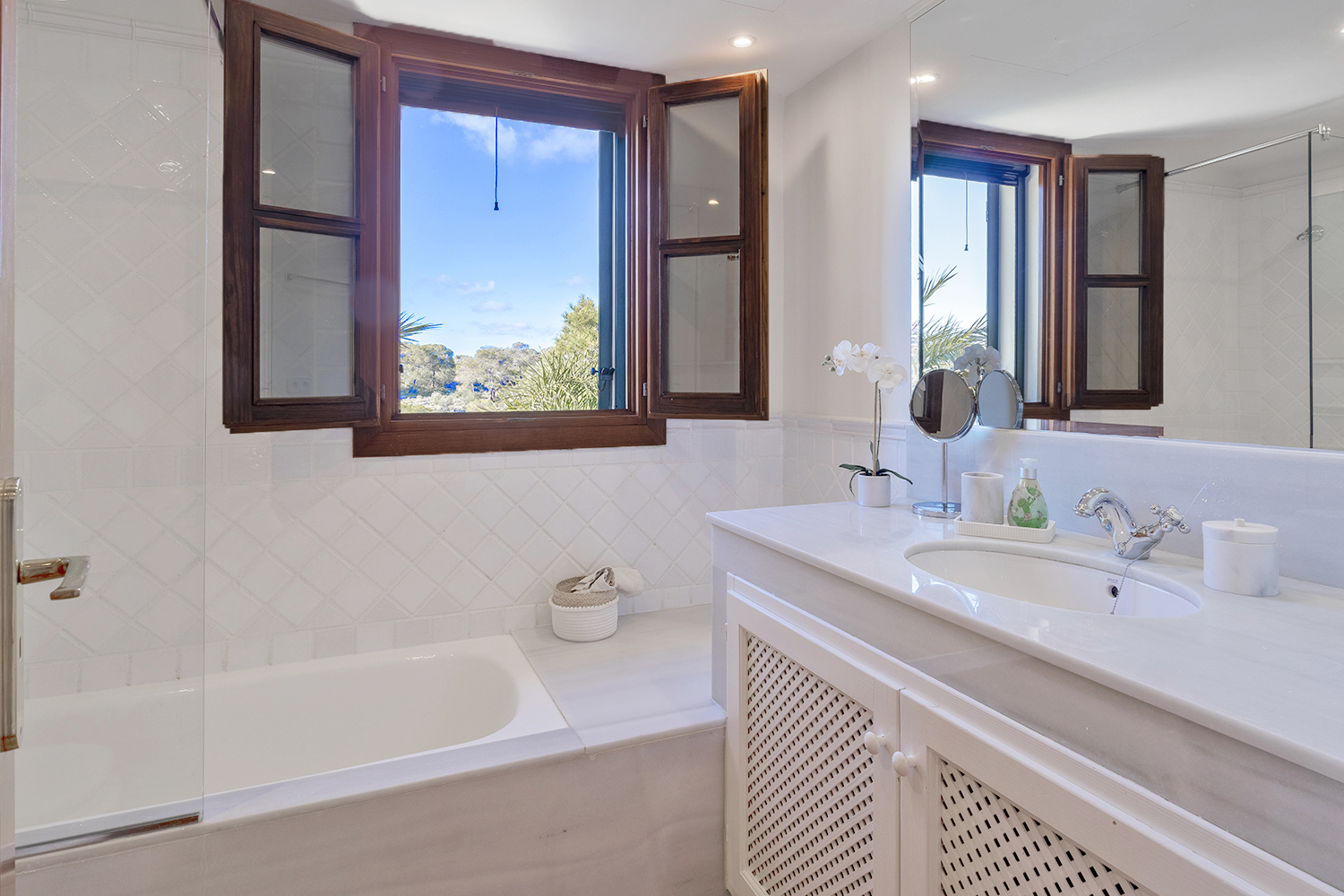 Großzügiges Badezimmer mit Badewanne