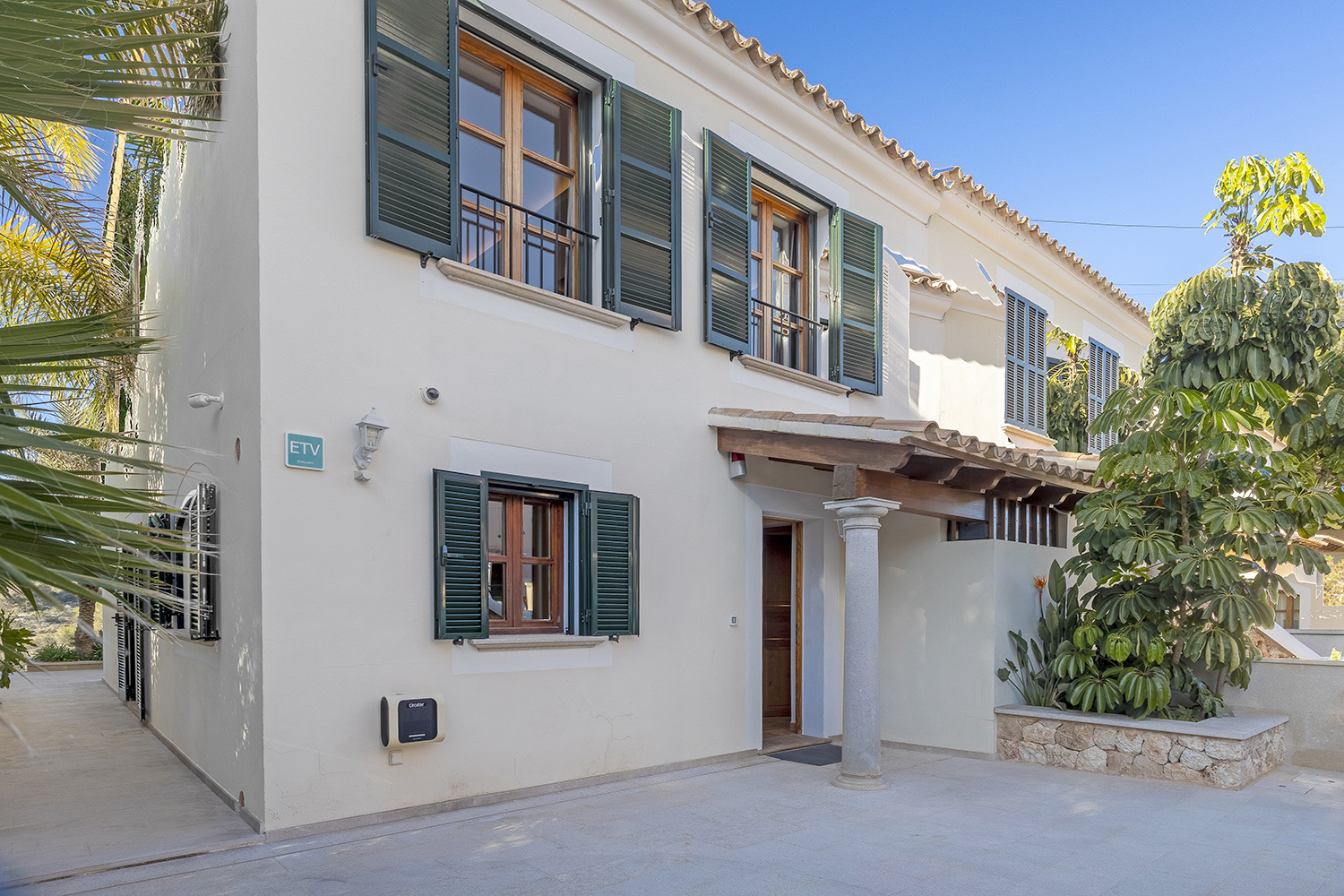 Mediterraner Hauseingang der Casa Agua Marina mit grünen Fensterläden