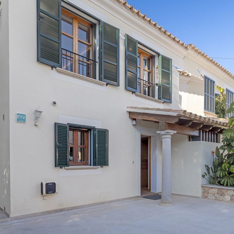 Mediterraner Hauseingang der Casa Agua Marina mit grünen Fensterläden